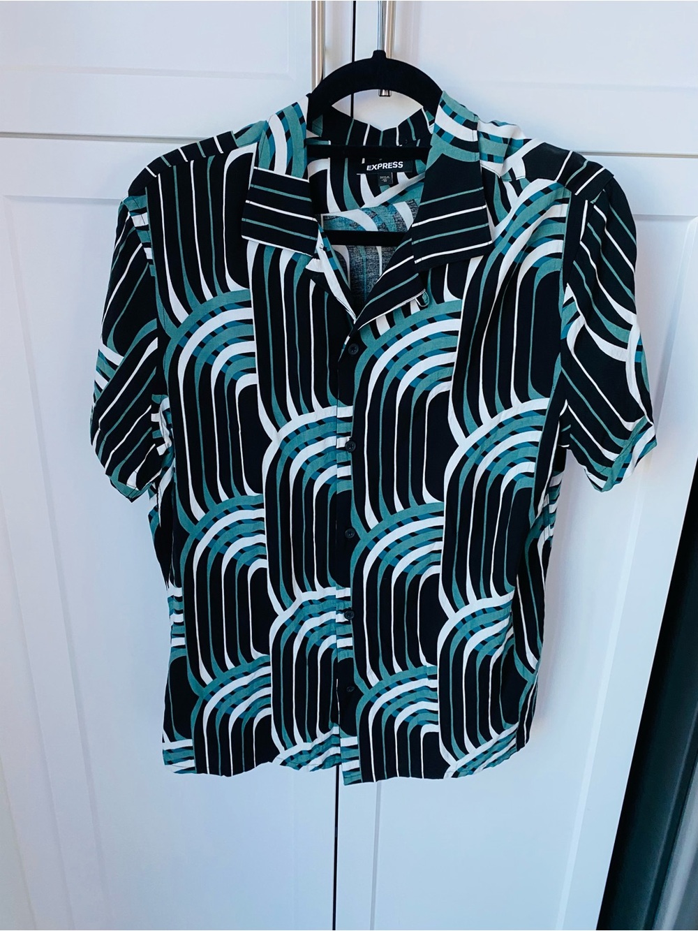 Express men’s medium geometric collared shirt